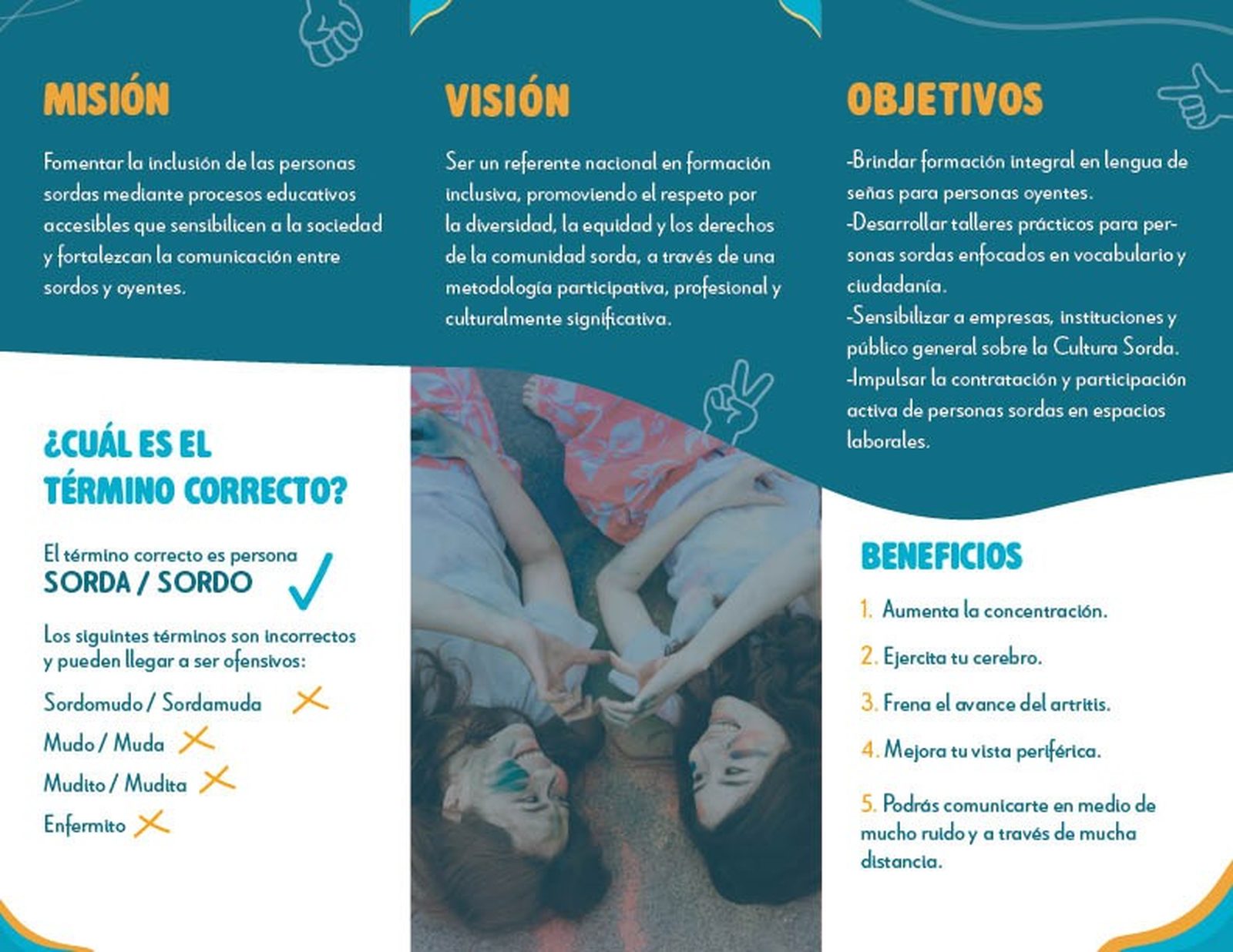Grupo de estudiantes de Señas de mi Tierra celebrando